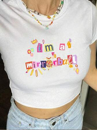 Damen figurbetontes Kurzarm-T-Shirt mit verspieltem Aufdruck Echo Archiv