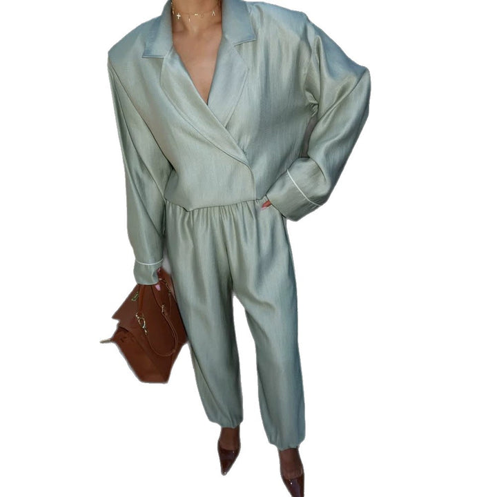 Damen Satin-Zweiteiler mit Wickelbluse, weiten Hosen und elastischem Bund Echoarchiv