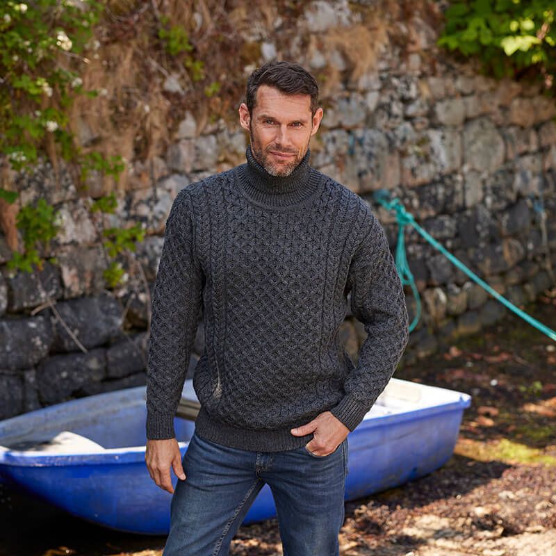 Herren Strickpullover mit hohem Kragen und strukturiertem Muster Echoarchiv
