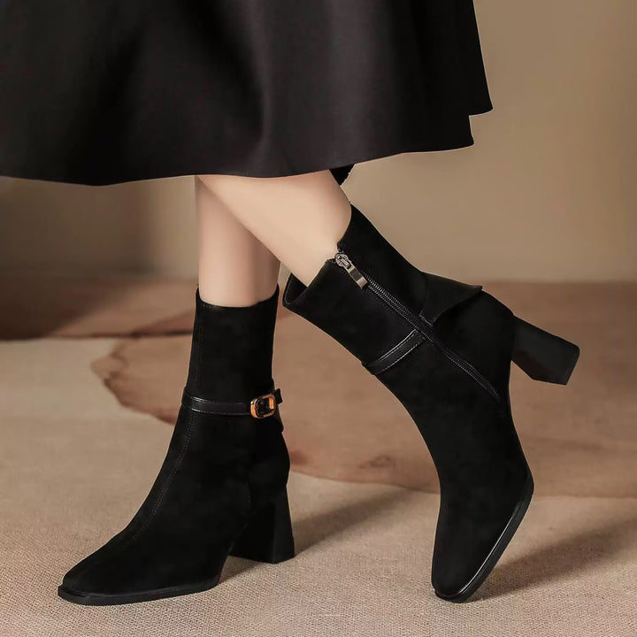 Damen elegante Veloursleder-Stiefelette mit mittlerem Blockabsatz und dekorativem Schnallenriemen – Varelle