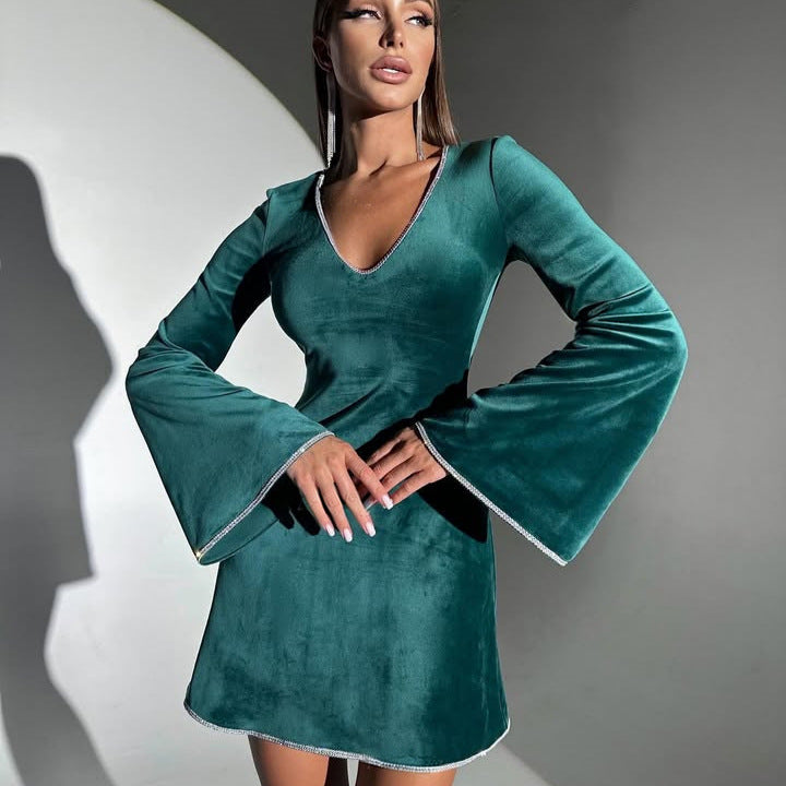 Damen Samt-Minikleid mit ausgestellten Glockenärmeln und Strassbesatz – Élara