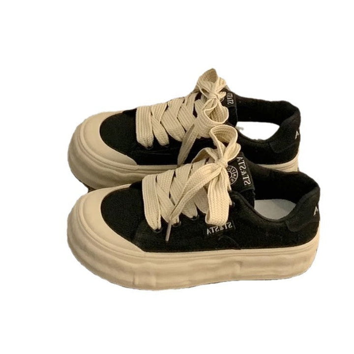Damen Sportliche Plateau Sneaker mit bequemer Sohle und einzigartigen Schnürdetails Echo Archiv