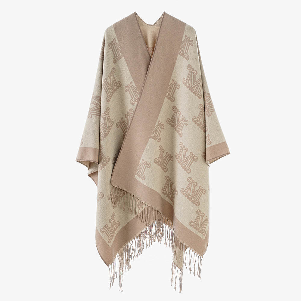 Damen Jacquardponcho mit Monogramm-Allover und Fransensaum – Avérine
