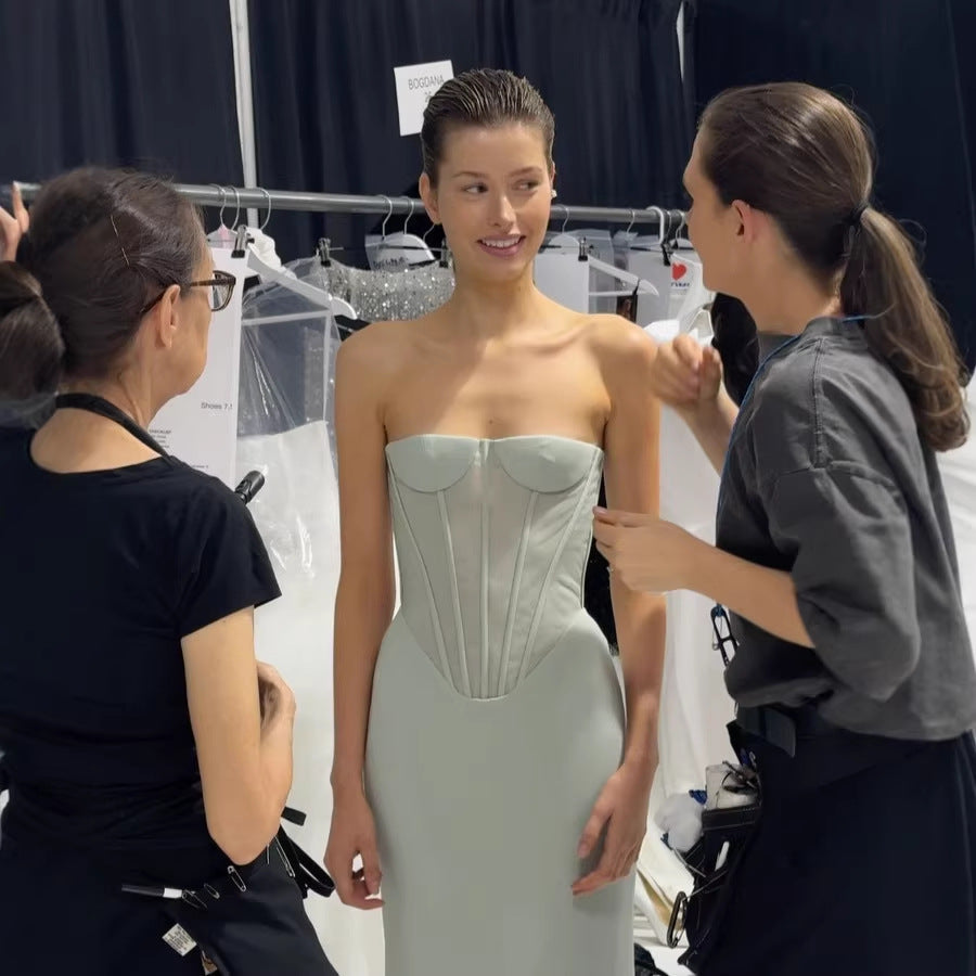 Damen Elegantes Maxikleid mit schulterfreiem Design und raffinierter Bustierpartie Echo Archiv