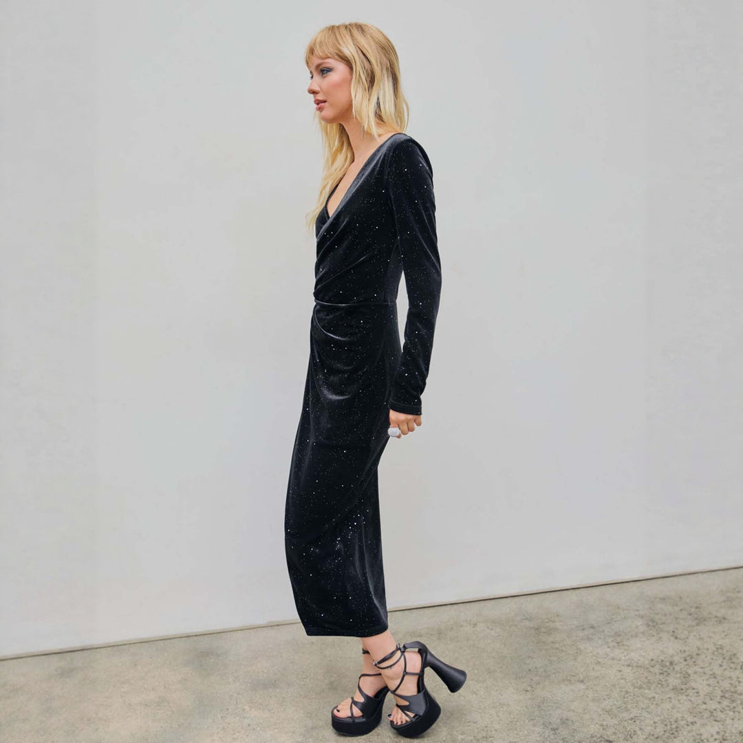 Damen glamouröses Samt-Wickelkleid mit Glitzereffekt, Raffung und hohem Beinschlitz – Élara
