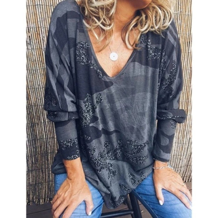 Damen Oversize V‑Ausschnitt Longshirt mit Camouflage‑Print und Glitzerbesatz – Avérine