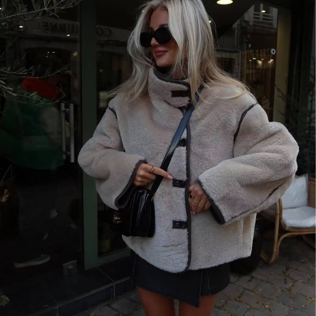 Damen kurze Schaffelloptik‑Jacke mit Stehkragen, verdeckter Knopfleiste und Eingrifftaschen – Célinea