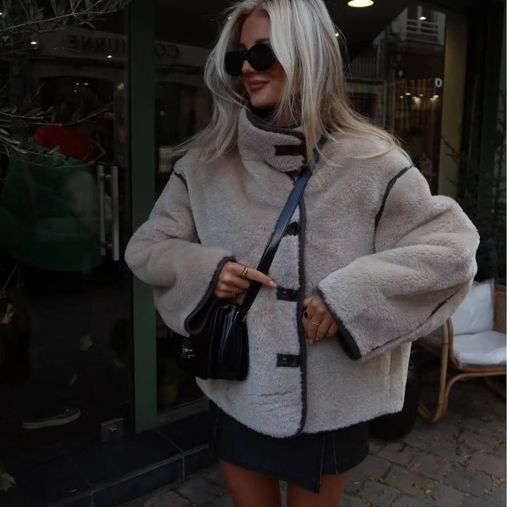 Damen nan kurze Schaffelloptik‑Jacke mit Stehkragen, verdeckter Knopfleiste und Eingrifftaschen Echo Archiv