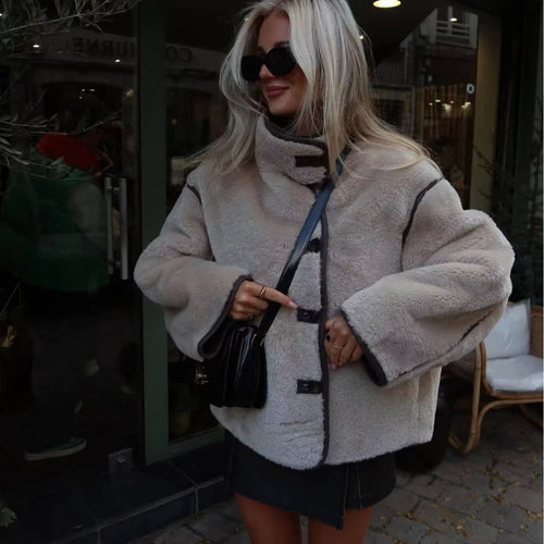Damen nan kurze Schaffelloptik‑Jacke mit Stehkragen, verdeckter Knopfleiste und Eingrifftaschen Echo Archiv