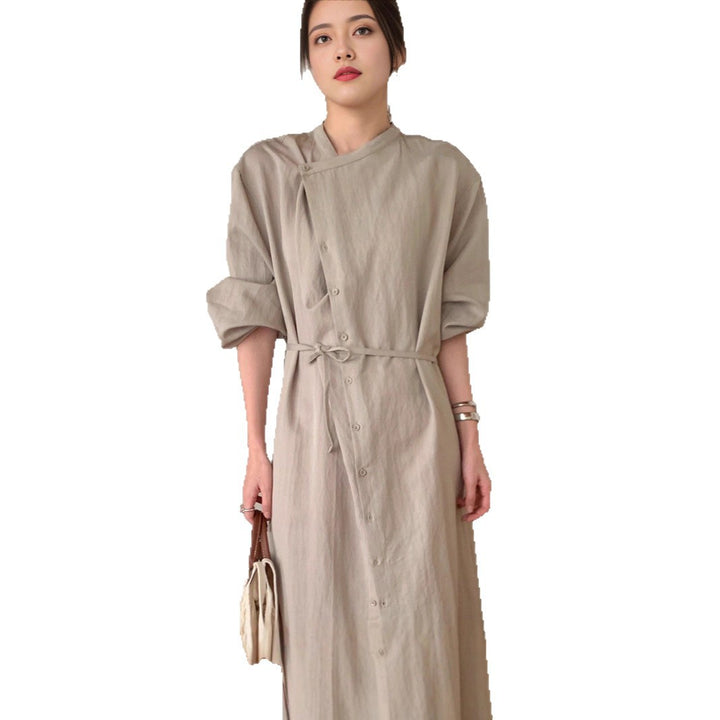 Damen Langes Shirtkleid mit V-Ausschnitt, durchgehender Knopfleiste und Taillengürtel – Valéora