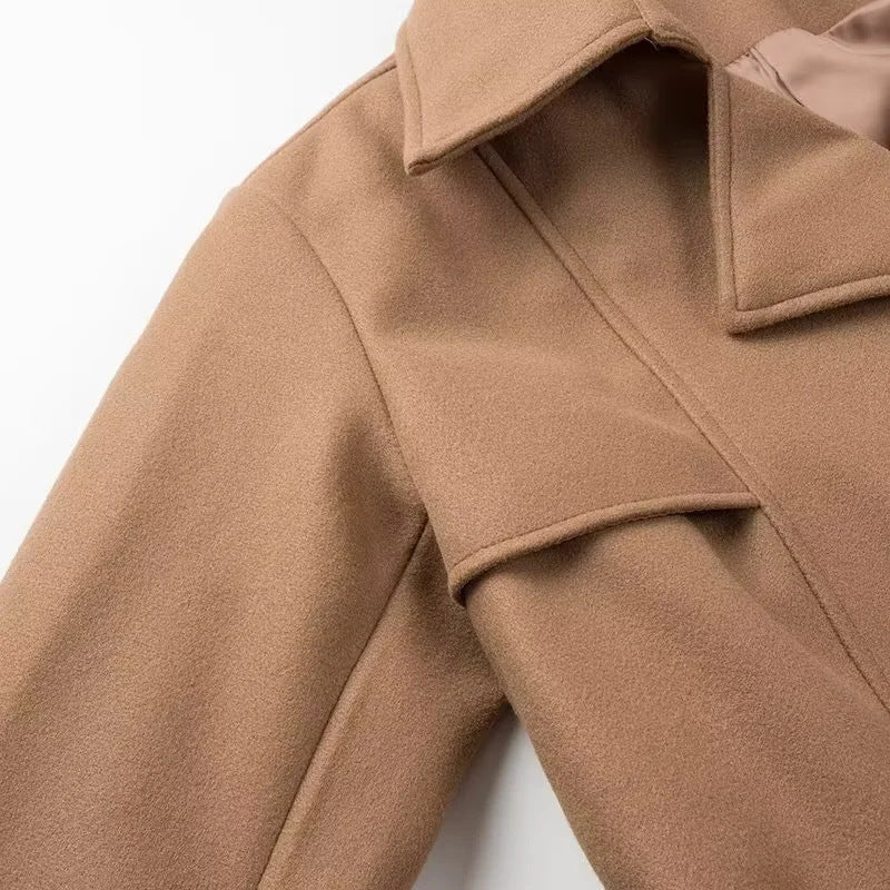 Damen langer taillierter Trenchcoat-Mantel mit Schalkragen, Bindegürtel und dekorativen Wiener Nähten – Montévia