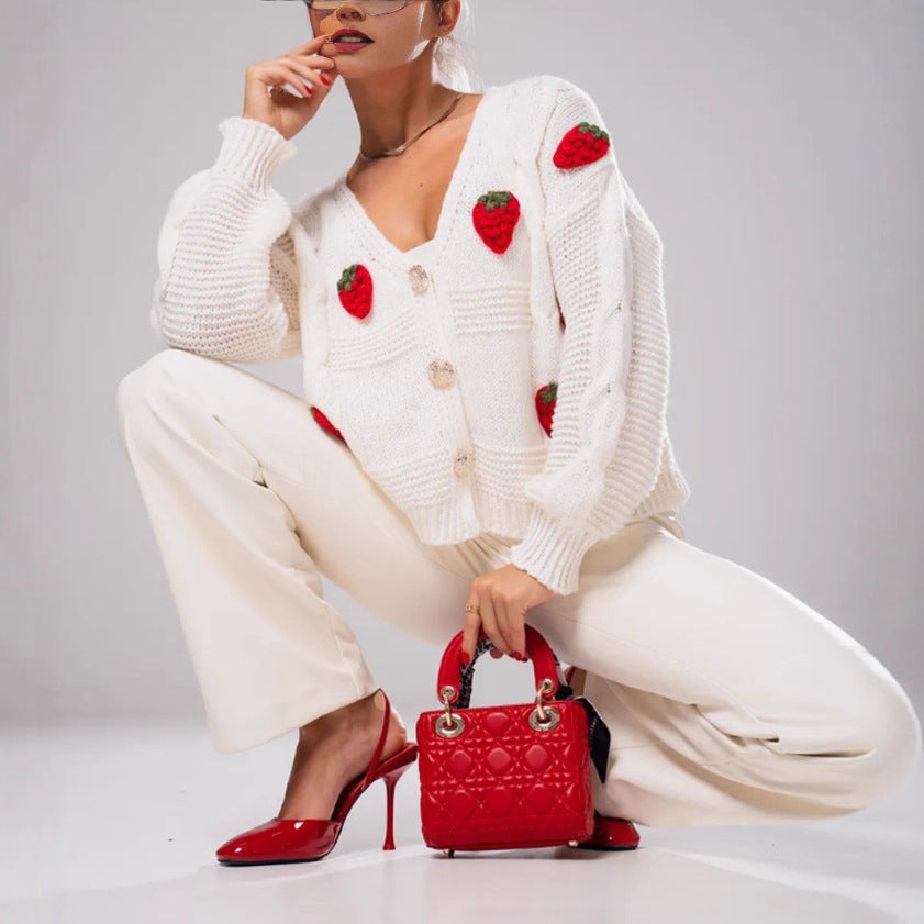 Damen Kurzgeschnittene Strickjacke mit V‑Ausschnitt und gehäkelten Erdbeerapplikationen – Veloura