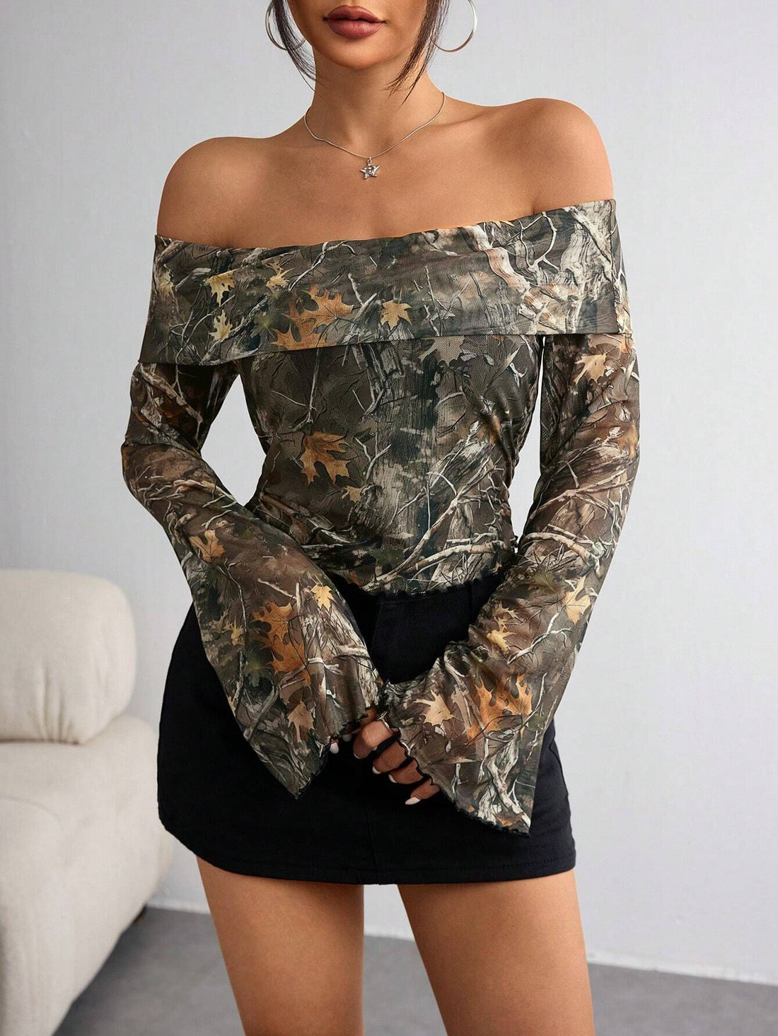 Damen schulterfreies Langarm-Top mit Camouflage-Blattmuster und ausgestellten Ärmeln – Avérine