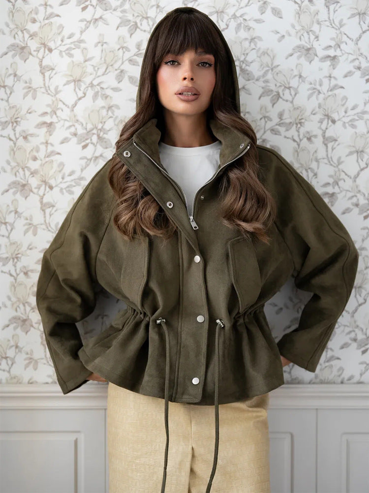 Damen Kurzblouson aus Veloursleder-Optik mit Kapuze, Tunnelzug‑Taillierung und Pattentaschen Echoarchiv