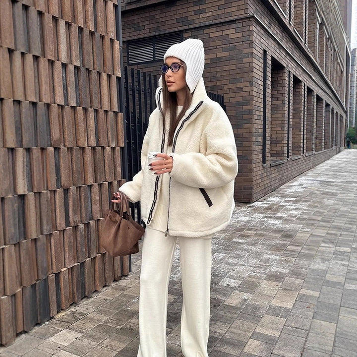 Damen Teddy-Fleece Oversize-Jacke mit hohem Stehkragen, kontrastierter Reißverschlussleiste und Eingrifftaschen Echoarchiv