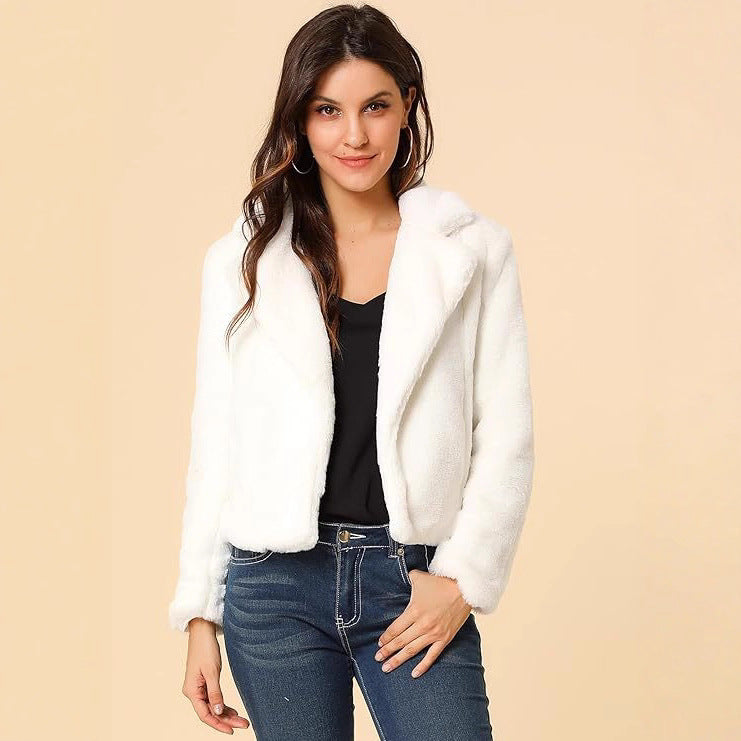 Damen Kurzblouson aus samtigem Faux‑Fur mit fallendem Revers und figurfreundlichem Cropped‑Schnitt Echo Archiv
