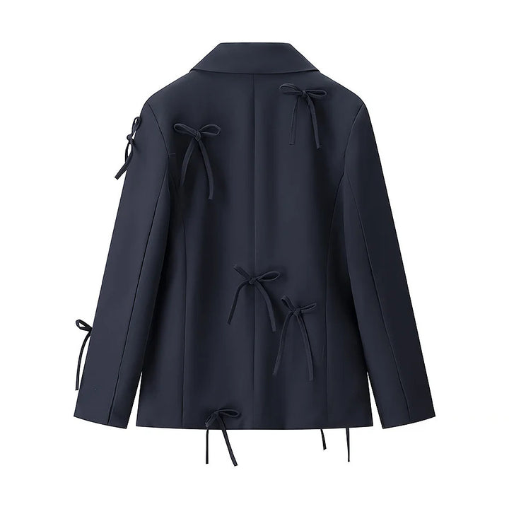 Damen taillierter Blazer mit dekorativen Schleifenapplikationen und klassischer Knopfleiste – Valéne