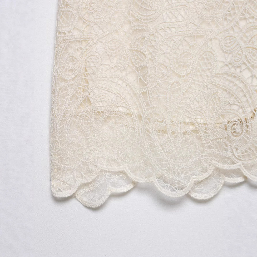 Damen Verspieltes Spitzenminikleid mit transparenten Ärmeln und gewelltem Saum Echoarchiv