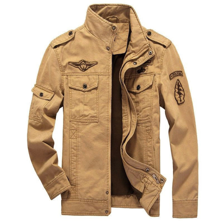 Herren Militärische Canvas Feldjacke mit Stehkragen, Pattentaschen und Abzeichen Echoarchiv