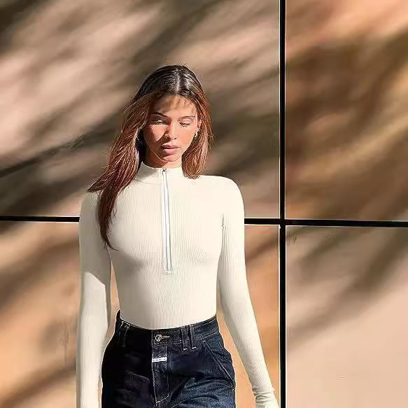 Damen Enganliegendes Rippstrick-Longsleeve mit Halbzip und Stehkragen Echoarchiv