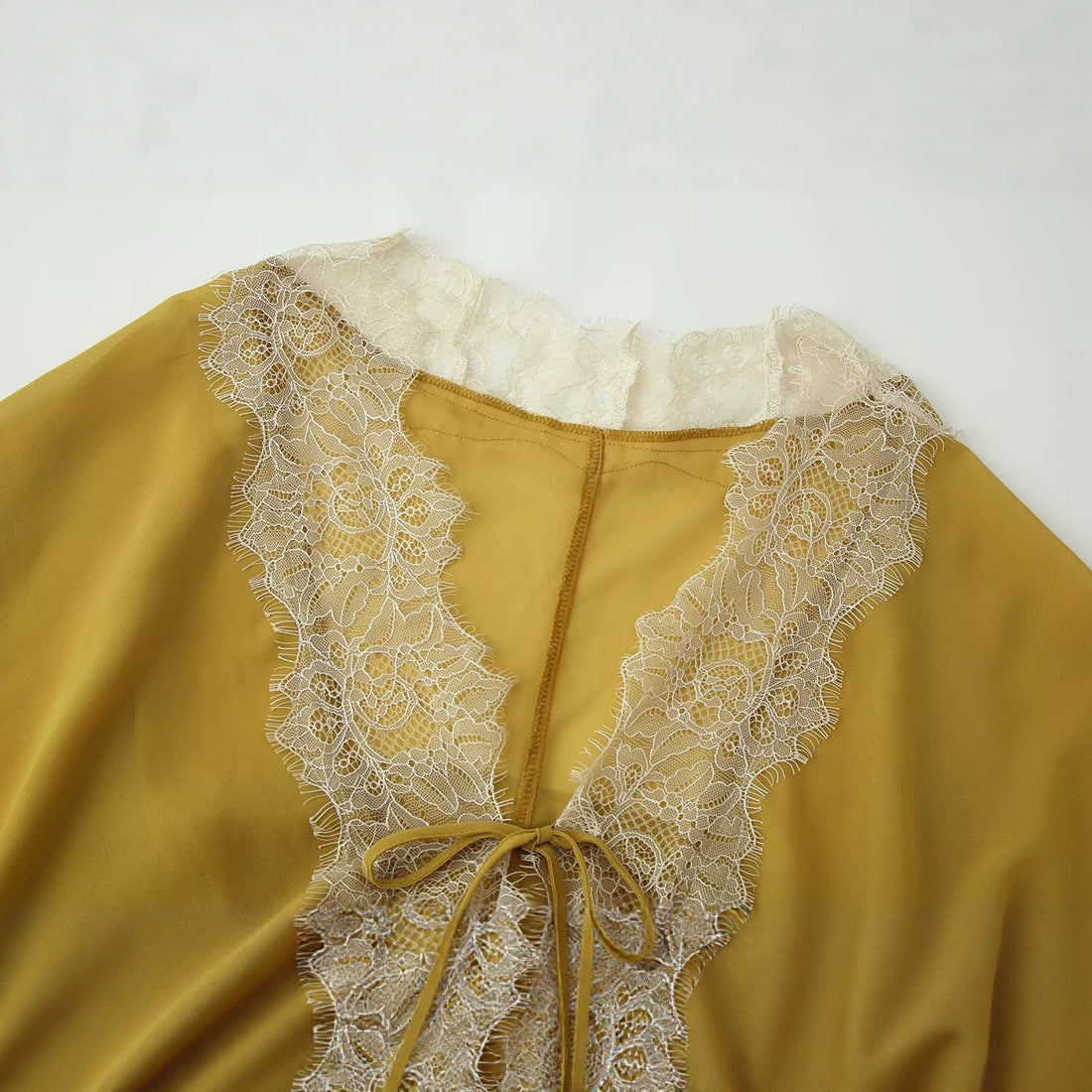 Damen Leichter Chiffon-Kimono mit Spitzenbesatz und Bindeband Echoarchiv