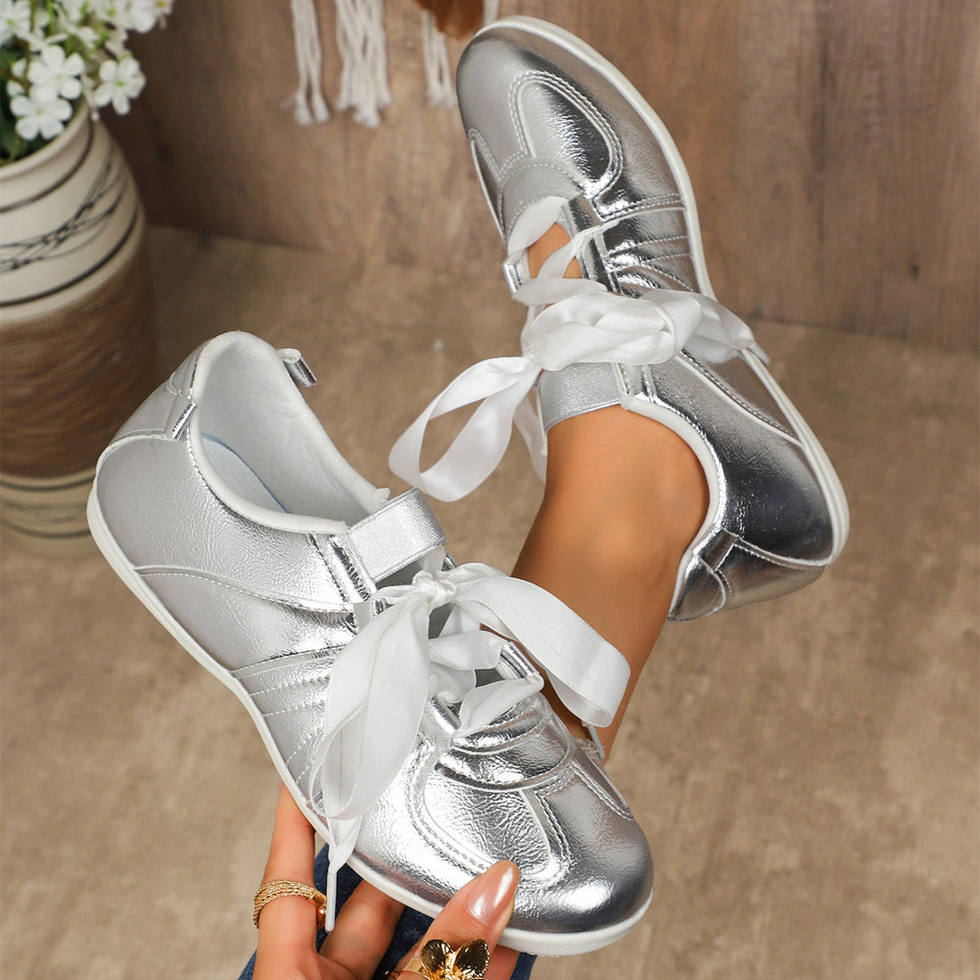 Damen Sportliche Sneaker mit glänzendem Metallic-Obermaterial und bequemer Schnürung – Névara