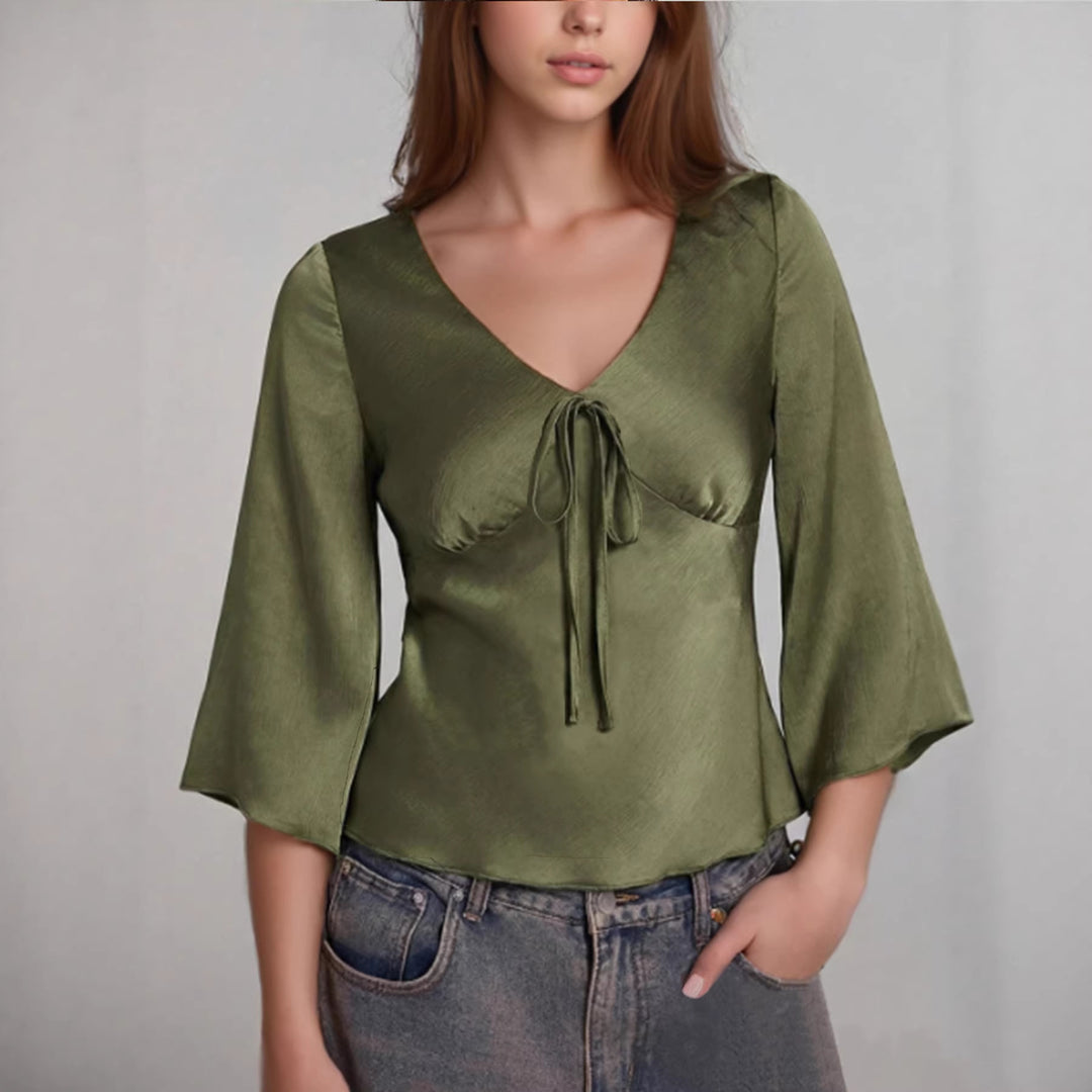 Damen Satinierte Bluse mit V‑Ausschnitt, geraffter Büstenteil und ausgestellten 3/4‑Ärmeln – Avérine