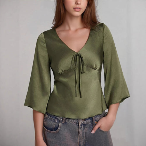 Damen Satinierte Bluse mit V‑Ausschnitt, geraffter Büstenteil und ausgestellten 3/4‑Ärmeln – Avérine