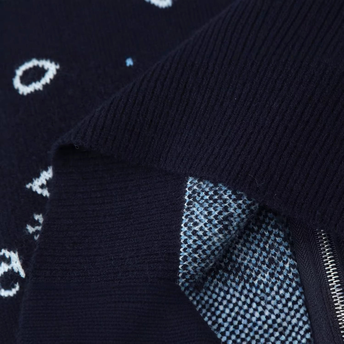 Damen Rollkragenpullover mit Allover-Bandana-Jacquard Echoarchiv