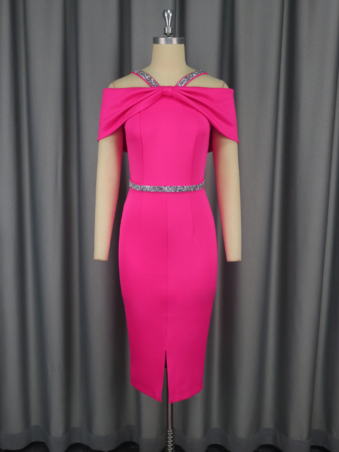 Damen figurbetontes Abendkleid mit schulterfreiem Design und funkelnden Akzenten Echo Archiv