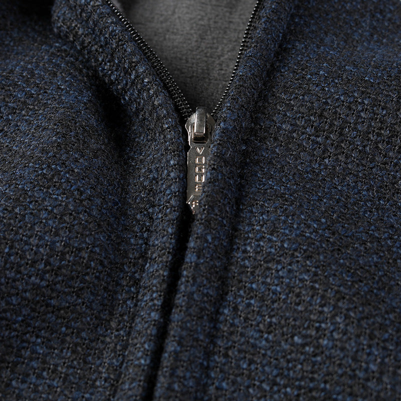 Herren moderne Strickjacke mit hohen Kragen und praktischen Taschen Echoarchiv