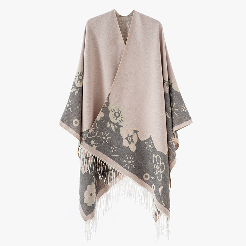 Damen Überwurfponcho im Kimono‑Stil aus Jacquardstrick mit floralem Bordürenmotiv und Fransensaum – Célinea