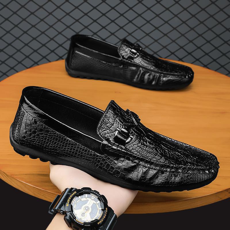 Herren Mokassin-Slipper mit Krokoprägung und dekorativem Metallzierring – Tavélo