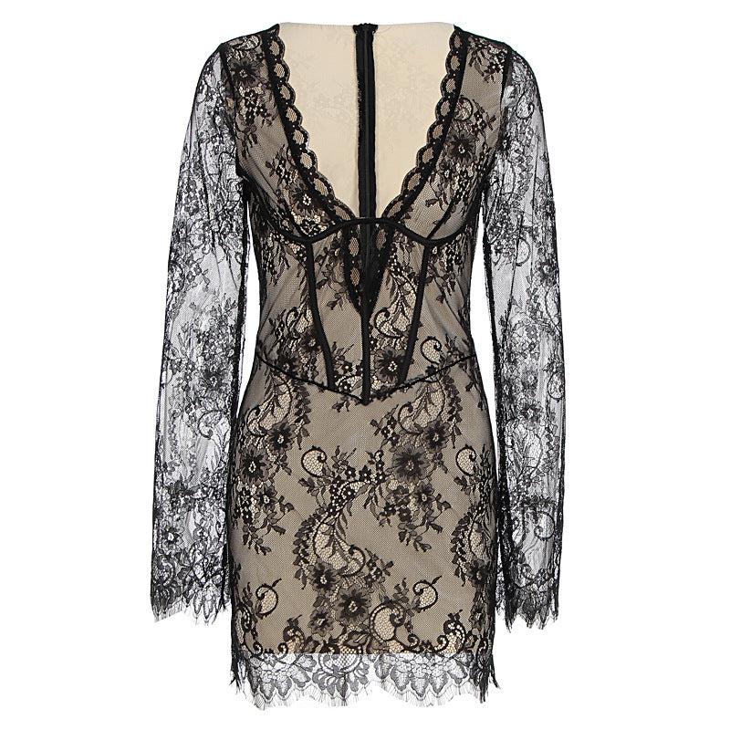 Damen Spitzenkleid mit verführerischem Schnitt und filigranen Details Echo Archiv