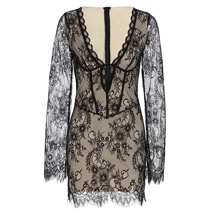Damen Spitzenkleid mit verführerischem Schnitt und filigranen Details Echo Archiv