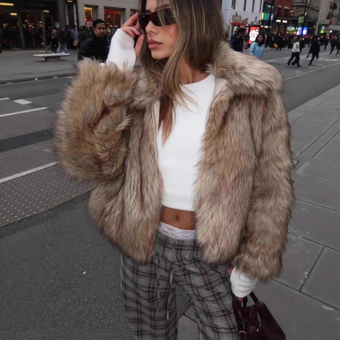 Damen Kurze Cropped Kunstfell‑Jacke mit voluminösem Stehkragen und verdecktem Reißverschluss Echo Archiv