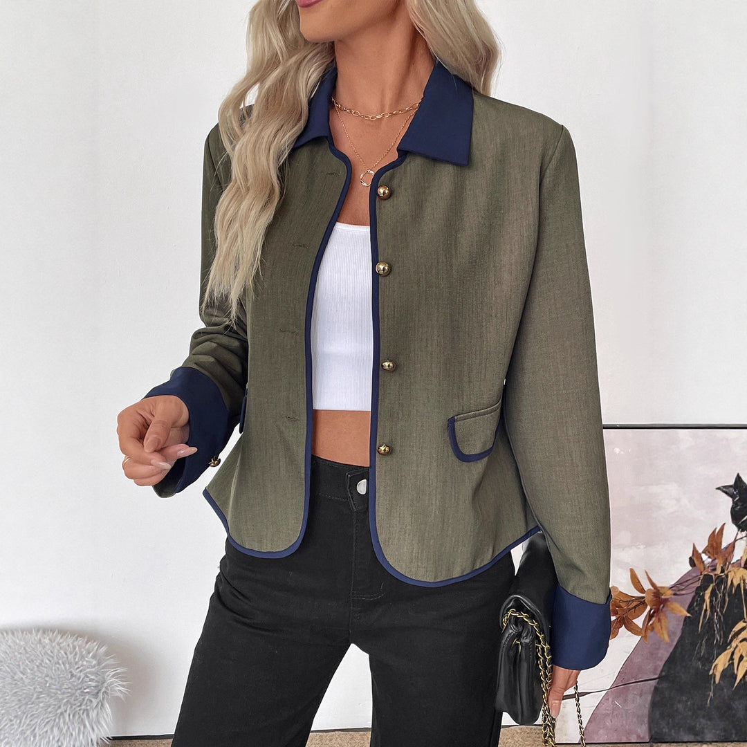 Damen Kurzblazer mit Kontrastpaspel, Umlegekragen und Zierknöpfen Echoarchiv
