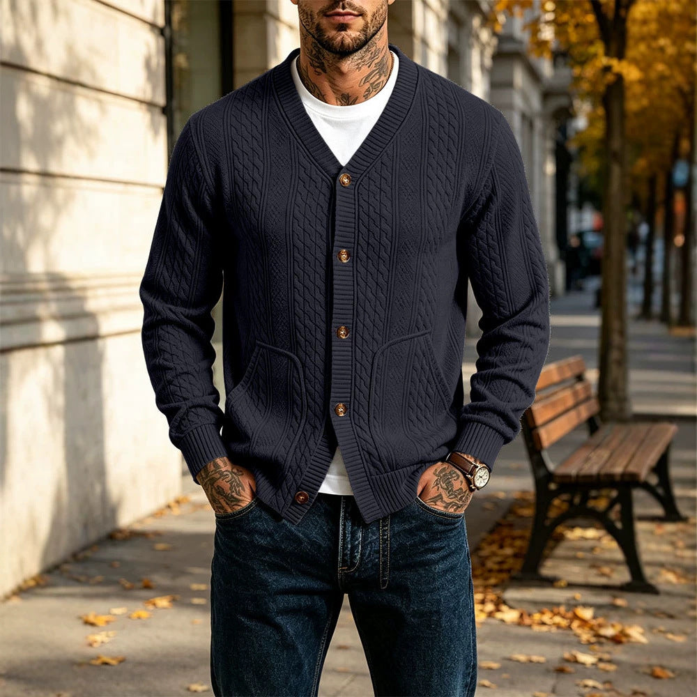 Herren Gestrickte Strickjacke mit Zopfmuster, V‑Ausschnitt und aufgesetzten Taschen – Taviero