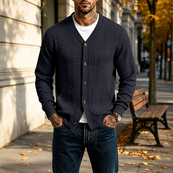 Herren Gestrickte Strickjacke mit Zopfmuster, V‑Ausschnitt und aufgesetzten Taschen – Taviero