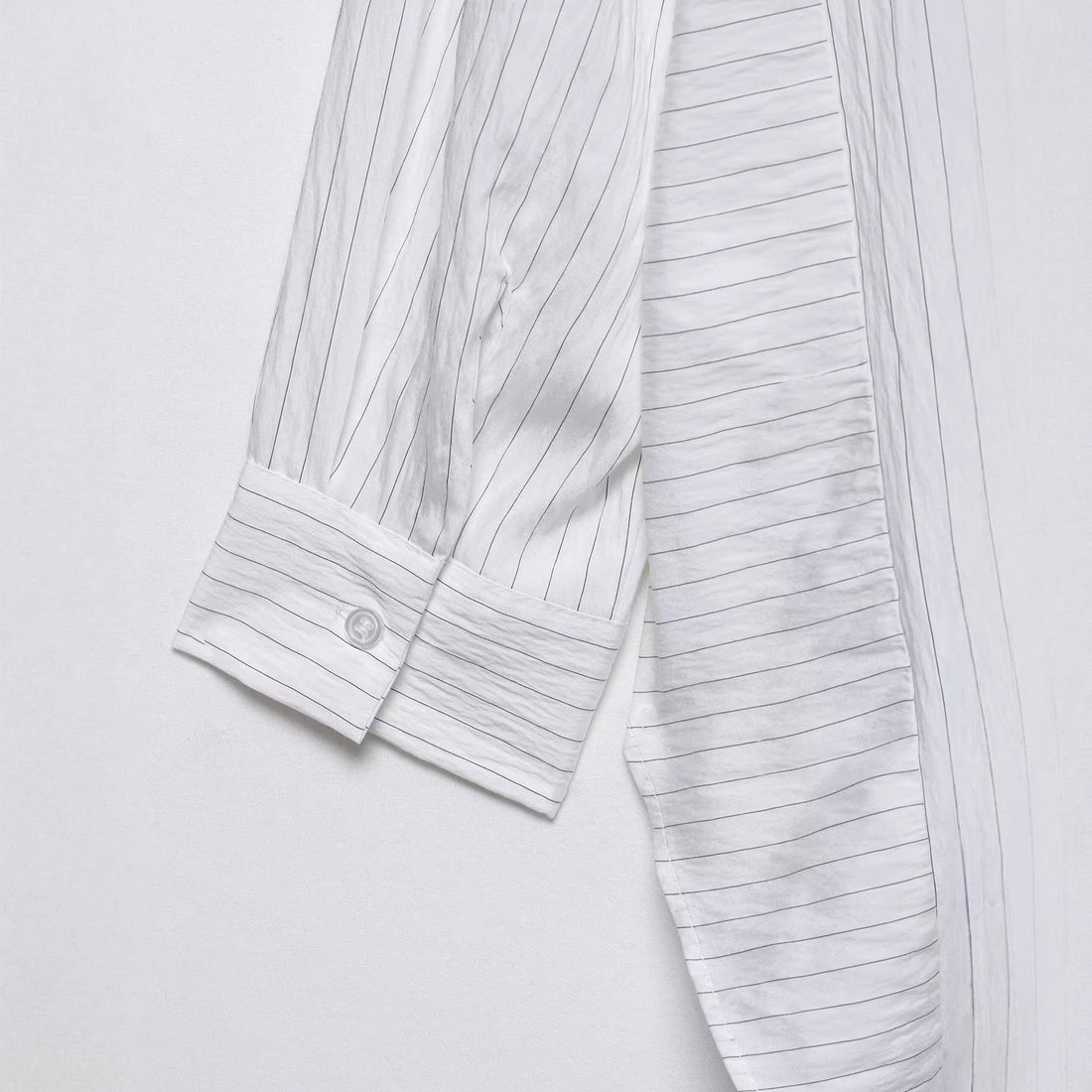 Damen Oversize Hemdbluse mit Nadelstreifen und verlängertem Rückensaum Echoarchiv