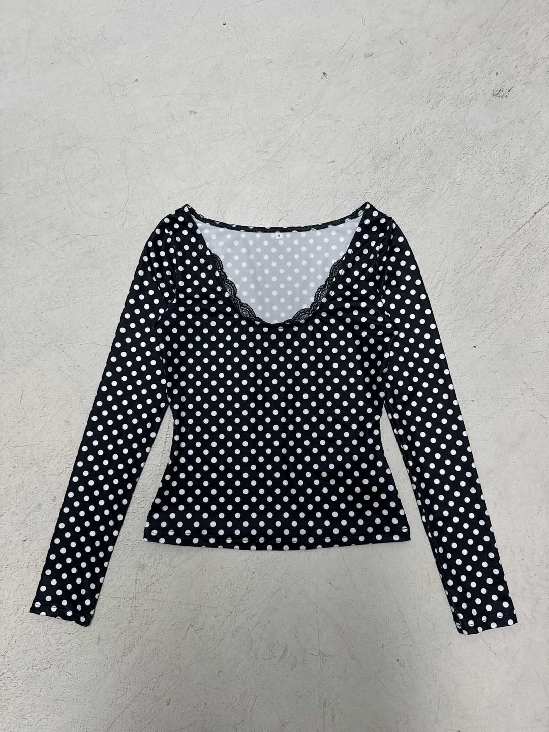 Damen nan figurbetontes Punktmuster‑Longsleeve mit Spitzenrand und dezentem Raffungseinsatz Echo Archiv