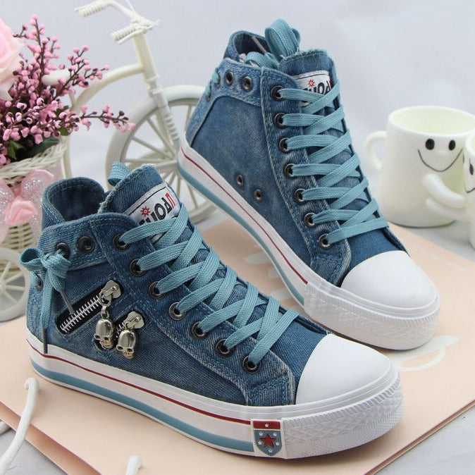Damen nan hohe Sneaker im Jeanslook mit seitlichem Reißverschluss und dekorativen Anhängern Echo Archiv