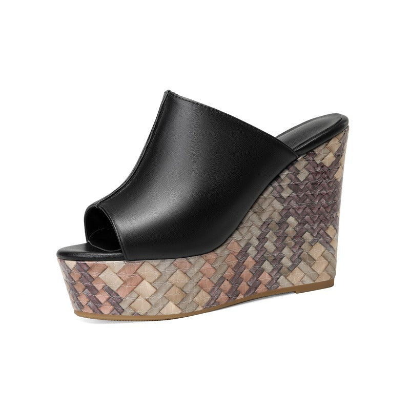 Damen nan elegante Schlupf-Mule mit offener Zehenpartie, skulpturaler Keilplattform in Flechtoptik und Nietenbesatz Echo Archiv