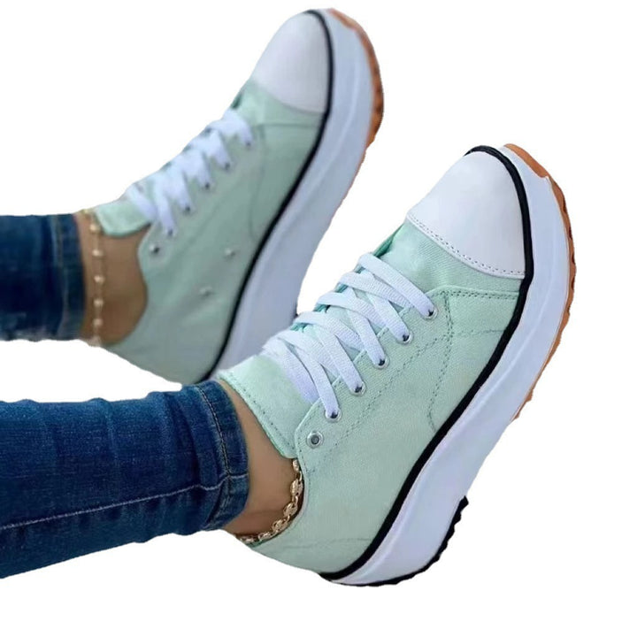 Damen Plateau-Canvas-Sneaker mit verstärkter Zehenkappe gepolstertem Komfortfußbett und gezackter Gummilaufsohle – Névara