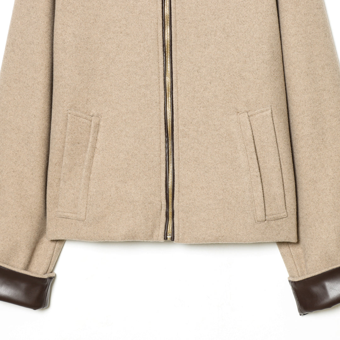 Damen kurzes Wollmix-Blouson mit Rundhalsausschnitt goldfarbenem Reißverschluss und Lederbesatz an Manschetten – Célinea