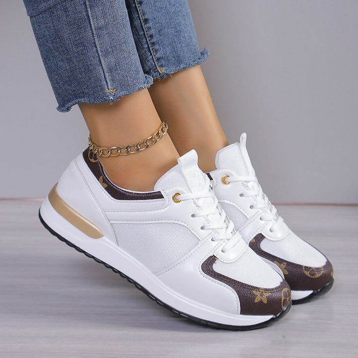 Damen Plateau-Sneakers mit atmungsaktivem Mesh, gepolsterter Innensohle und dekorativem Logomuster-Besatz – Névara