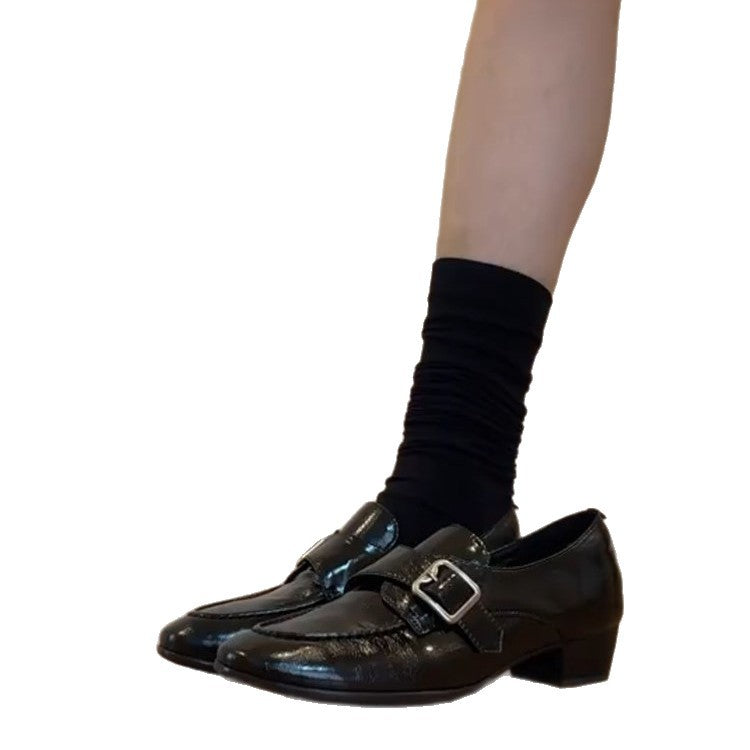 Damen Loafer mit poliertem Finish, dekorativer Metallschnalle und niedrigem Blockabsatz Echo Archiv