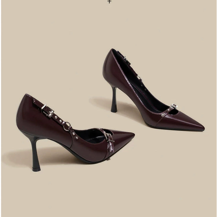 Damen Spitz zulaufende Lackpumps mit schmalem Stiletto und Zierdetail – Lioré
