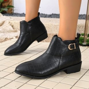 Damen Western-inspirierte Stiefelette mit spitzer Zehenpartie und dekorativer Metallschnalle Echoarchiv