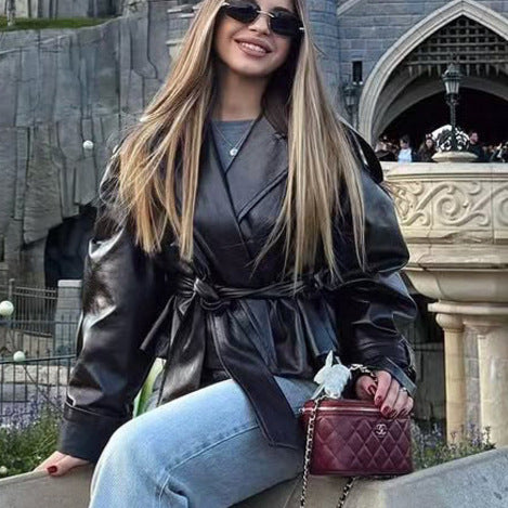 Damen Kurze Kunstleder-Wickeljacke mit Taillengürtel und übergroßem Revers Echoarchiv